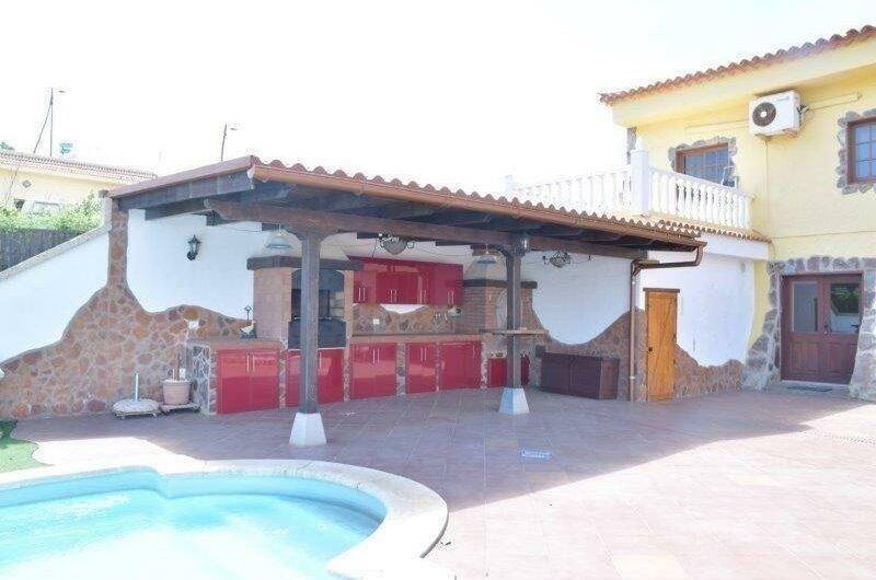 Se vende chalet independiente en Taucho